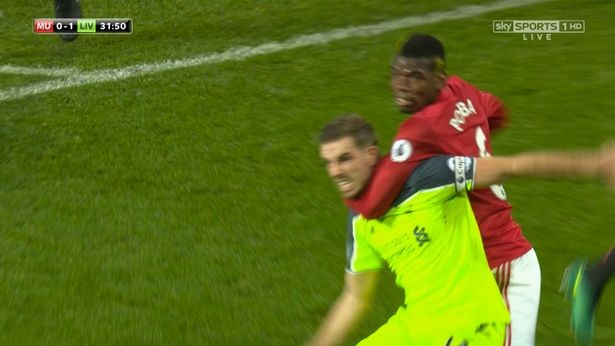 Pha bóng cho thấy Pogba mất phương hướng. Anh quật ngã Henderson của Liverpool. Ảnh: Getty Images.