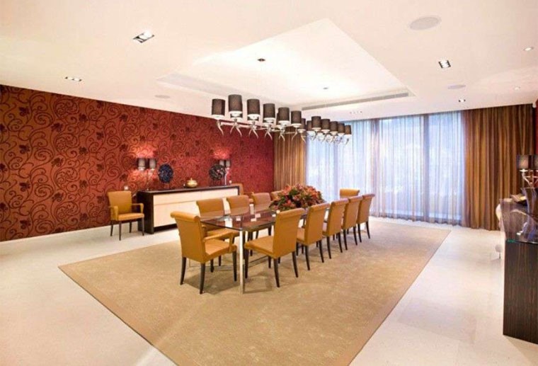 Khu phòng ăn được trang trí màu sắc đậm trông ấm cúng.