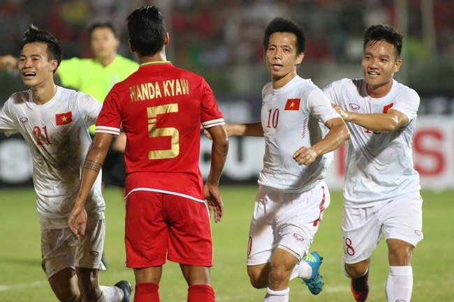 Cũng như chúc ĐTVN (áo trắng) có được niềm vui như thế này tại vòng loại Asian Cup.