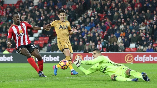 Sunderland 0-0 Spurs: Vito Mannone đã có lần đầu tiên giữ sạch lưới khi đối đầu với Tottenham. Trong 3 lần gặp nhau trước đó, thủ thành này phải vào lưới nhặt bóng tới 9 lần.