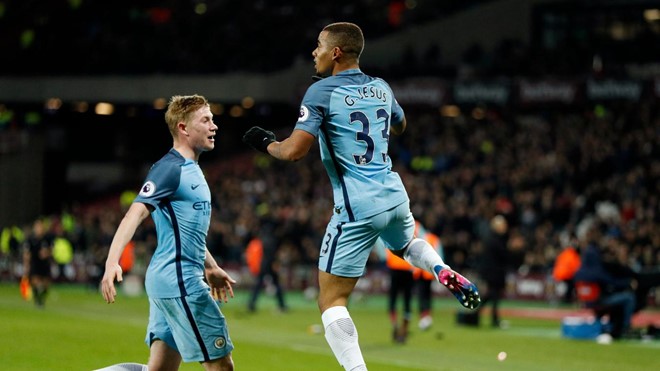 West Ham United 0-4 Manchester City: Gabriel Jesus trở thành cầu thủ đầu tiên vừa ghi bàn vừa kiến tạo trong trận ra mắt Manchester City tại Ngoại hạng Anh. Với bàn thắng này, Jesus (19 tuổi 304 ngày) đã trở thành cầu thủ Brazil trẻ thứ hai lịch sử ghi bàn ở Premier League. Người xếp trên Jesus là Rafael của Manchester United. Cầu thủ này có bàn thắng đầu tiên ở giải Ngoại hạng Anh vào tháng 10 năm 2008 (18 tuổi 122 ngày).