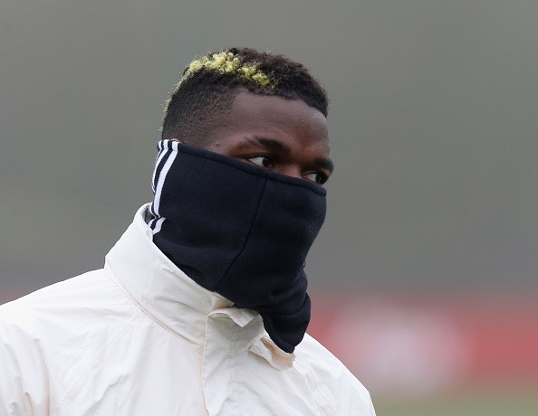 Phần bên kia là một chữ P màu vàng kèm theo 2 đường lượn sóng. Khi Pogba dùng tay chơi bóng ngớ ngẩn trong vùng cấm dẫn đến quả phạt đền ở trận hòa Liverpool, các fan đùa rằng chữ P này là chữ cái mở đầu của từ "Penalty". Pogba hôm đó là cầu thủ chơi tồi nhất bên phía Quỷ đỏ Manchester, không những báo hại đội nhà chịu penalty mà còn bỏ lỡ cơ hội ghi bàn cực ngon ăn. Ảnh: Getty Images.