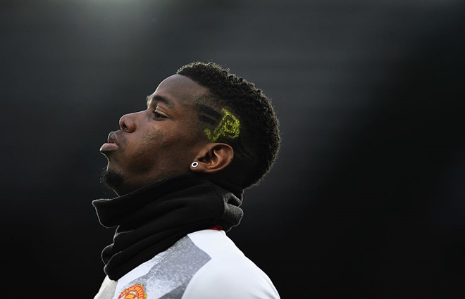 Phần bên kia là một chữ P màu vàng kèm theo 2 đường lượn sóng. Khi Pogba dùng tay chơi bóng ngớ ngẩn trong vùng cấm dẫn đến quả phạt đền ở trận hòa Liverpool, các fan đùa rằng chữ P này là chữ cái mở đầu của từ "Penalty". Pogba hôm đó là cầu thủ chơi tồi nhất bên phía Quỷ đỏ Manchester, không những báo hại đội nhà chịu penalty mà còn bỏ lỡ cơ hội ghi bàn cực ngon ăn. Ảnh: Getty Images.