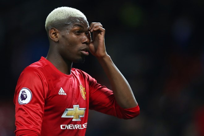 Số bàn thắng của Pogba cho Quỷ đỏ (7 bàn) còn ít hơn kiểu tóc (8). Mới đây cựu danh thủ Rio Ferdinand lên tiếng chỉ trích những màn ăn mừng phức tạp của cặp bạn thân Pogba - Lingard: "Tôi vừa xem đoạn clip họ nhảy nhót trong phòng thay đồ. Thực lòng tôi cũng khá thích những thứ hài hước như vậy trên mạng xã hội. Nhưng khi MU còn chưa nằm trong nhóm dự Champions League, cái tôi cần nhìn thấy ở các cầu thủ là tinh thần chiến đấu." Ảnh: Getty Images.
