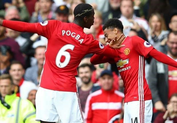 Số bàn thắng của Pogba cho Quỷ đỏ (7 bàn) còn ít hơn kiểu tóc (8). Mới đây cựu danh thủ Rio Ferdinand lên tiếng chỉ trích những màn ăn mừng phức tạp của cặp bạn thân Pogba - Lingard: "Tôi vừa xem đoạn clip họ nhảy nhót trong phòng thay đồ. Thực lòng tôi cũng khá thích những thứ hài hước như vậy trên mạng xã hội. Nhưng khi MU còn chưa nằm trong nhóm dự Champions League, cái tôi cần nhìn thấy ở các cầu thủ là tinh thần chiến đấu." Ảnh: Getty Images.