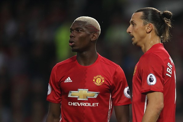 Kế đến Pogba cho bôi màu đỏ lên hai đường vạch sẵn, tạo thành hình cánh chim. Ảnh: Getty Images.