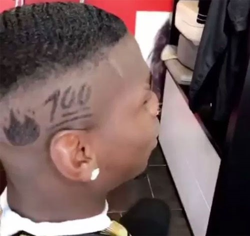 Hồi giữa tháng 10/2016, Pogba ghi bàn duy nhất giúp Pháp đánh bại Hà Lan trong trận đấu vòng loại World Cup 2018. Để ăn mừng chiến tích này, anh lại quyết định thay đổi kiểu tóc. Ngôi sao trị giá 89 triệu bảng “khắc” hai họa tiết lên đầu. Hình đầu tiên là ngọn lửa đang bốc cháy và hình thứ hai là con số 100. Ảnh: Getty Images.