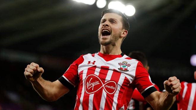 Swansea City 2-1 Southampton: Tiền đạo của Southampton, Shane Long ăn mừng bàn thắng trên sân khách.