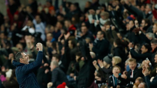 Swansea City 2-1 Southampton: Huấn luyện viên Paul Clement ăn mừng chiến thắng đầu tiên trên sân nhà tại Premier League.