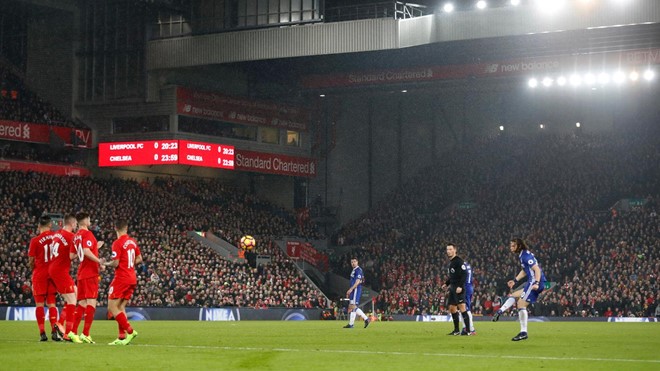 Liverpool 1-1 Chelsea: David Luiz sút phạt ghi bàn đẹp mắt.