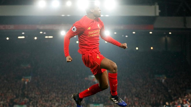 Liverpool 1-1 Chelsea: Wijnaldum ăn mừng bàn thắng dưới những ánh đèn sân Anfield.