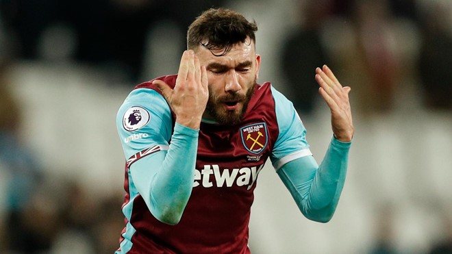 West Ham United 0-4 Manchester City: Robert Snodgrass không giấu nổi sự bực tức trong trận đấu đầu tiên.