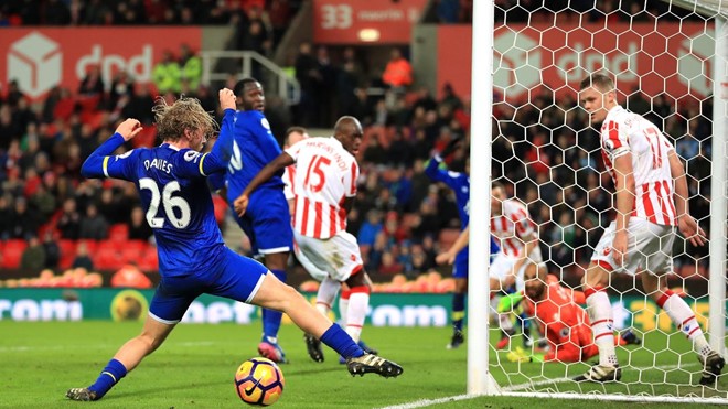 Stoke City 1-1 Everton: Thủ thành Lee Grant thực hiện pha cứu thua ngoạn mục.