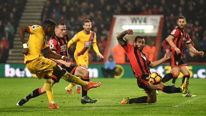 AFC Bournemouth 0-2 Crystal Palace: Tiền vệ Wilfried Zaha tung cú sút hiểm hóc.