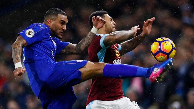 Burnley 1-0 Leicester City: Danny Simpson dũng mãnh lao vào phá đường bóng nguy hiểm của Andre Gray.