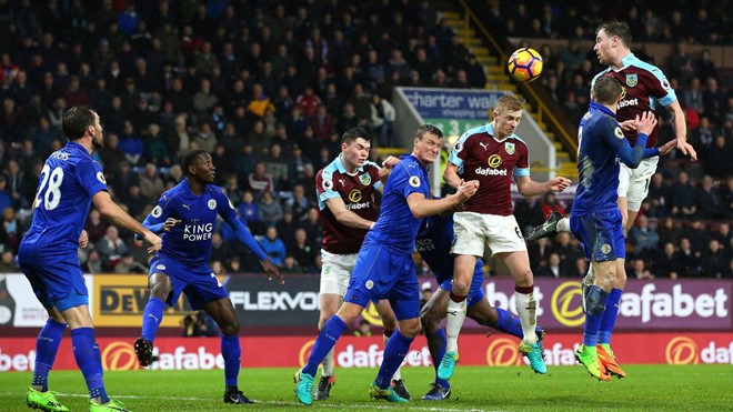 Burnley 1-0 Leicester City: Ashley Barnes của Burnley bật cao hơn tất cả trong một pha phạt góc.