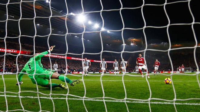 Middlesbrough 1-1 West Brom: Thủ thành Ben Foster phán đoán sai hướng cú sút phạt đền của Alvaro Negredo bên phía Middlesbrough.