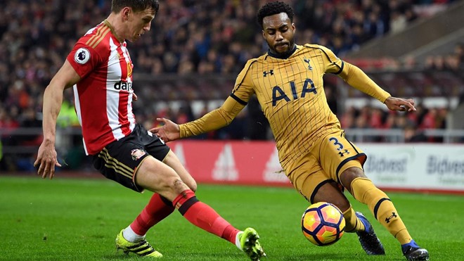 Sunderland 0-0 Tottenham Hotspur: Danny Rose chặn đường chuyền của Billy Jones.