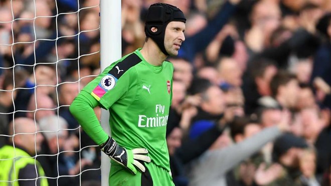 Thủ môn Petr Cech (Chelsea 3-1 Arsenal): Thủ môn người CH Czech hoàn toàn có thể làm tốt hơn trong chuyến trở về mái nhà xưa Stamford Bridge. Anh mắc lỗi lớn trong bàn thắng nâng tỷ số lên 3-0 của Cesc Fabregas.
