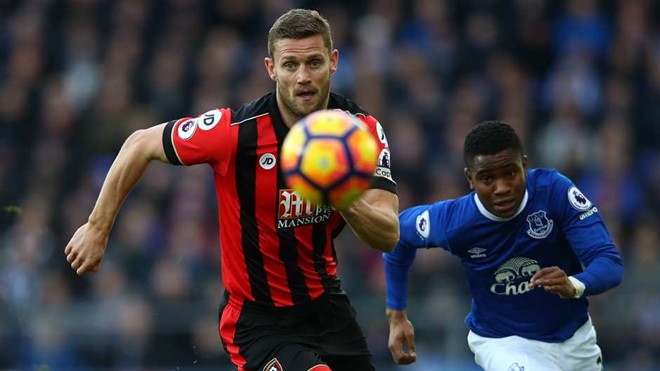 Hậu vệ Simon Francis (Everton 6-3 Bournemouth): Cầu thủ 31 tuổi mắc sai lầm nghiêm trọng, biếu không Lukaku bàn thắng nâng tỷ số lên 3-0 cho chủ nhà Everton.
