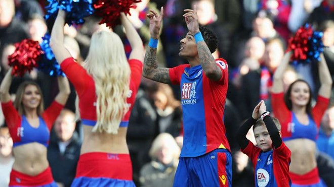 Hậu vệ Patrick Van Aanholt (Crystal Palace 0-4 Sunderland): Có vẻ như cựu cầu thủ Sunderland vẫn còn nặng tình với đội bóng cũ khi liên tục mắc sai lầm khiến "Đại bàng xanh" thảm bại ở trận chung kết ngược với "Mèo đen".