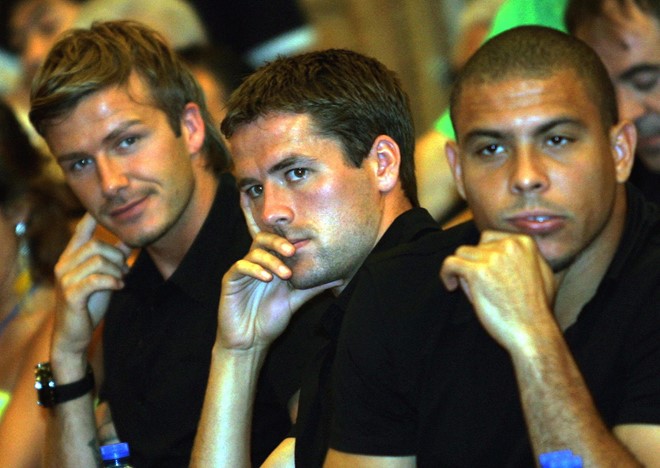 Beckham (trái) và Owen (ngồi kế bên) sang Real không chỉ vì lý do chuyên môn. Ảnh: Getty Images.