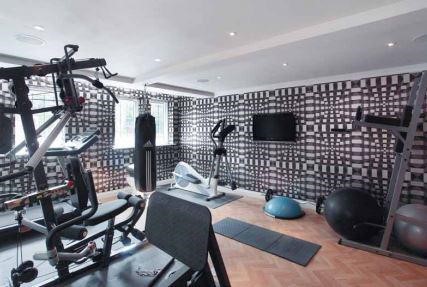 Trong căn biệt thự còn có cả phòng gym.