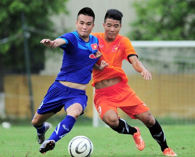 Hà Đức Chinh (áo cam) sẽ là tiền đạo chủ lực của U20 Việt Nam tại World Cup U20 2017. Ảnh: Quốc Bảo.
