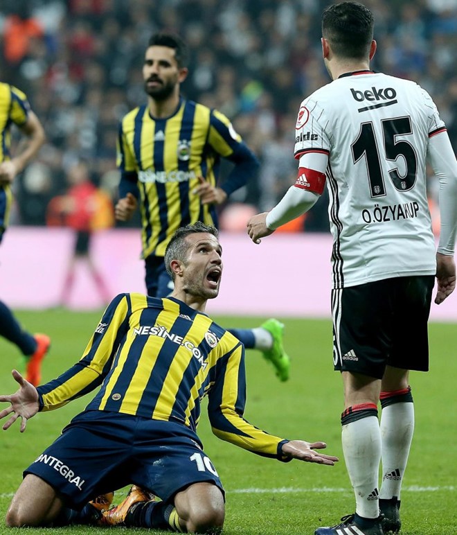Pha ăn mừng khiêu khích của Van Persie. Ảnh: Getty.