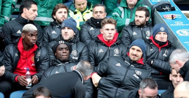 Luke Shaw lọt thỏm trên băng ghế dự bị ở Ewood Park. Ảnh: Getty Images.