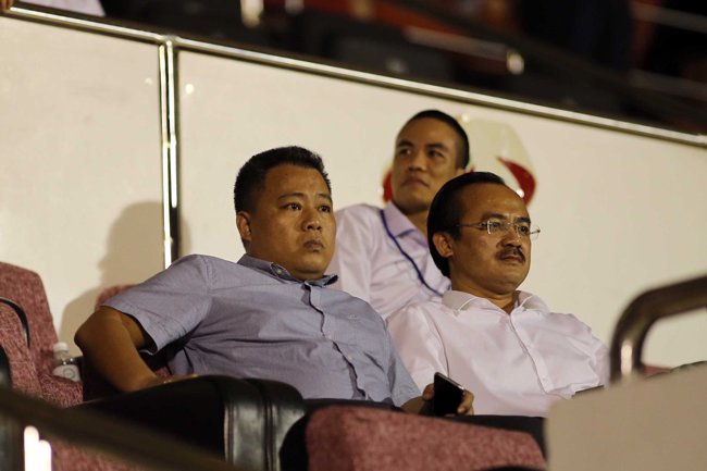 Nhưng không biết trưởng BTC V-League là ông Nguyễn Minh Ngọc (bên trái) nghĩ gì.