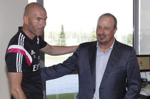 Benitez mất chức sau trận hòa ở Mestalla. Ảnh: Reuters.
