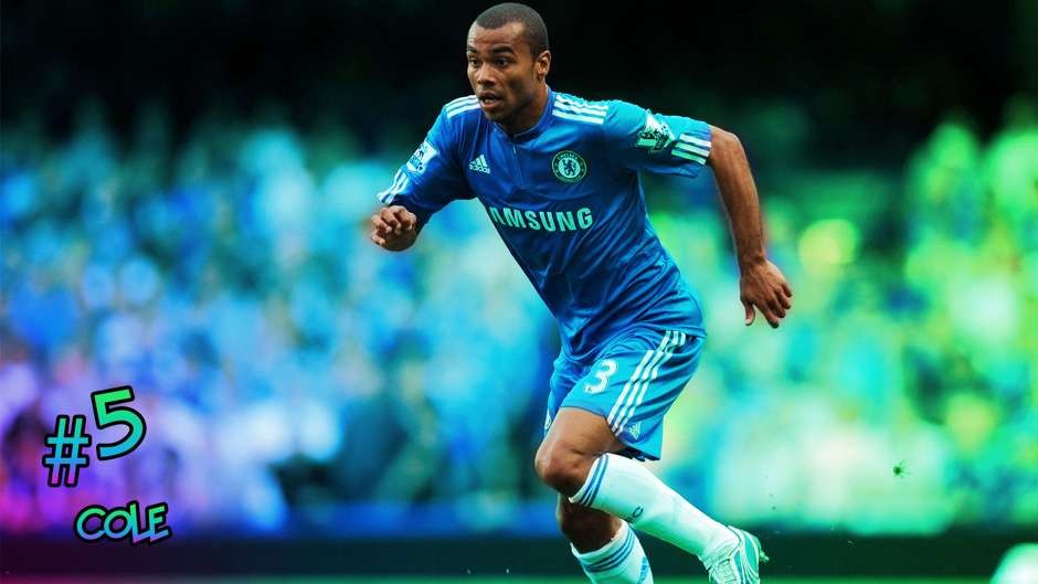 Hậu vệ trái - Ashley Cole: Cựu số 3 của Chelsea từng mang một khẩu súng trường tới sân tập Cobham và bắn trúng đùi một học viên The Blues.