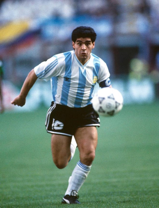 Maradona thời còn thi đấu trong màu áo tuyển Argentina. Ảnh: Getty Images.