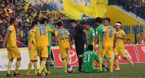 Ngoài Chí Công (Cần Thơ) phản ứng mạnh với trọng tài Võ Minh Trí, vòng 8 diễn ra khá yên ả với trọng tài. Ảnh: Song Ngư.