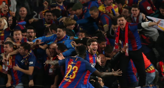Sergi Roberto ăn mừng bàn thắng cùng đồng đội. Ảnh: Reuters.