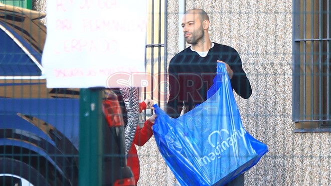 Đồng hương Argentina của Messi ở Barca là Mascherano đưa gia đình đến dự tiệc.