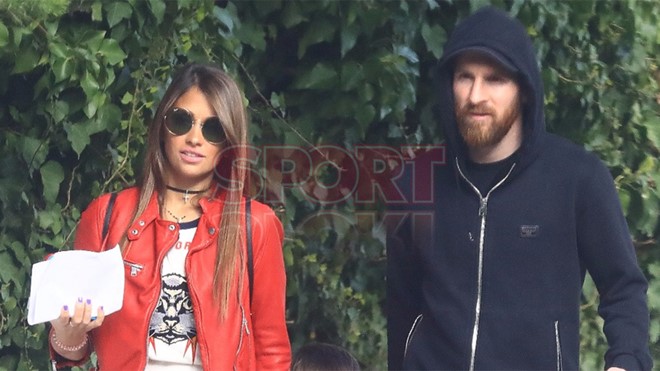 Messi đưa bóng hồng Antonella đến dự buổi tiệc của Barca.