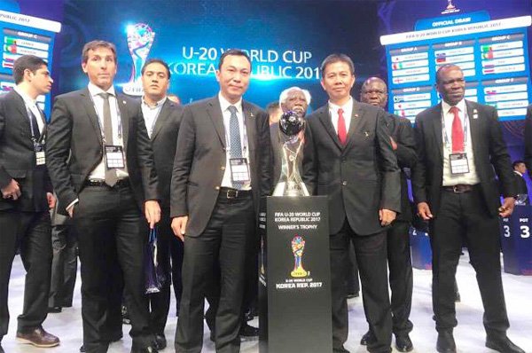 HLV Hoàng Anh Tuấn lạc quan sau lễ bốc thăm chia bảng.