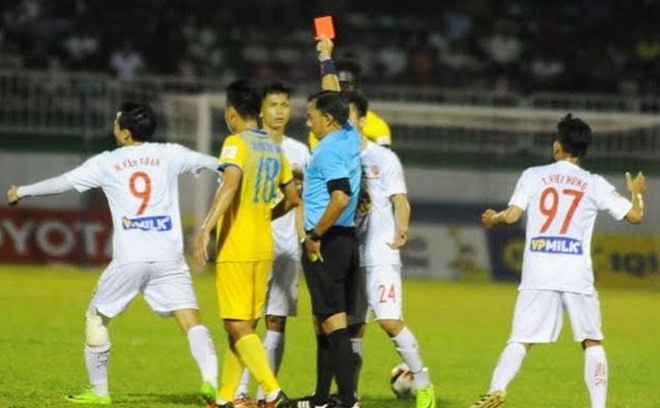 Trọng tài có thể sai nhưng HAGL chắc chắn không đúng. Ảnh: Gia Bảo.