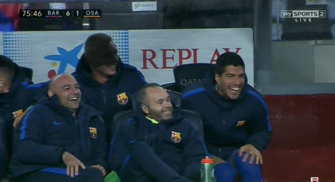 Các đồng đội cười lớn, mừng thay cho Mascherano. Ảnh: Sky Sports.