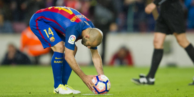 Mascherano đặt bóng lên chấm phạt đền, chuẩn bị cho bàn thắng đầu tiên.