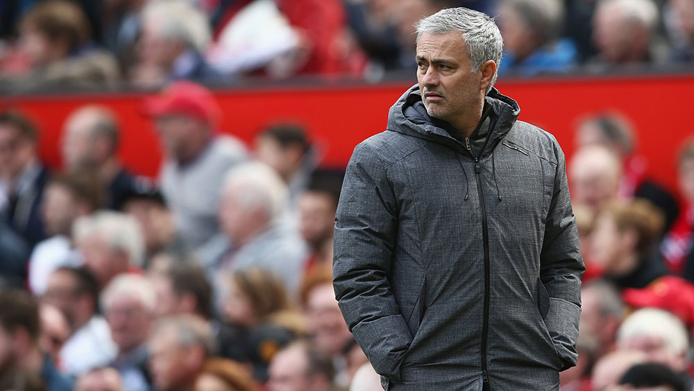 Mourinho như tự tát vào mặt mình sau những gì diễn ra với Swansea.