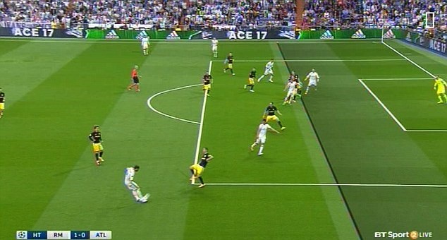 Ronaldo việt vị ở tình huống Ramos treo bóng, nhưng không gây cản trở đối thủ.
