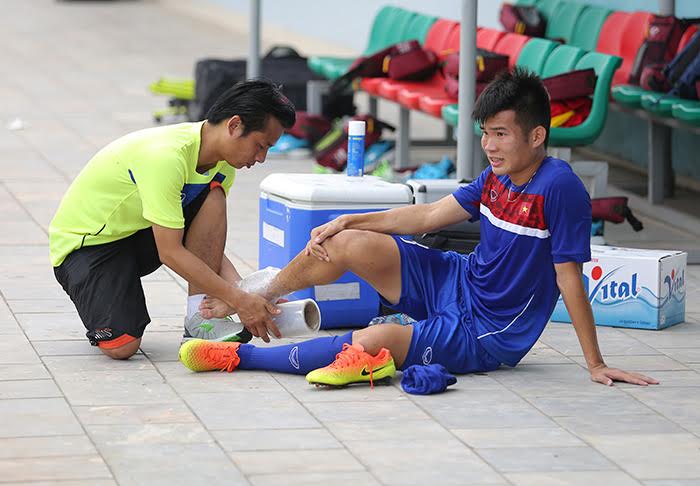 Với hàng loạt ca chấn thương, ông Hải "lơ" khuyên U20 Việt Nam đá bằng đầu chứ đừng đá bằng sức.