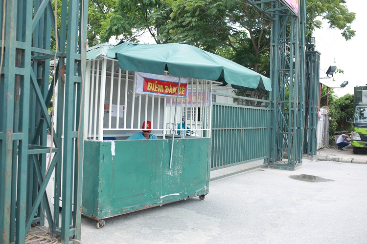 Tình cảnh trống vắng xuất hiện trong sáng ngày thứ hai mở bán (11/5).