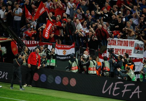 Ibra hào hứng chụp hình cùng tấm băng rôn và cổ động viên.