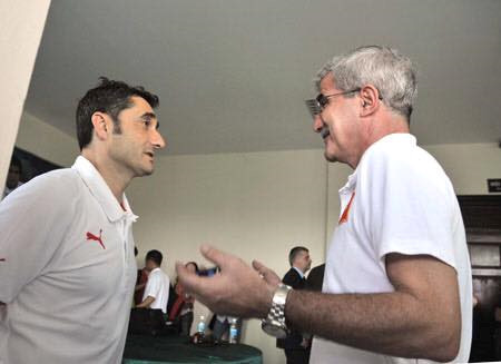 Ernesto Valverde (trái) trao đổi với cựu HLV tuyển Việt Nam Calisto sau trận đấu.