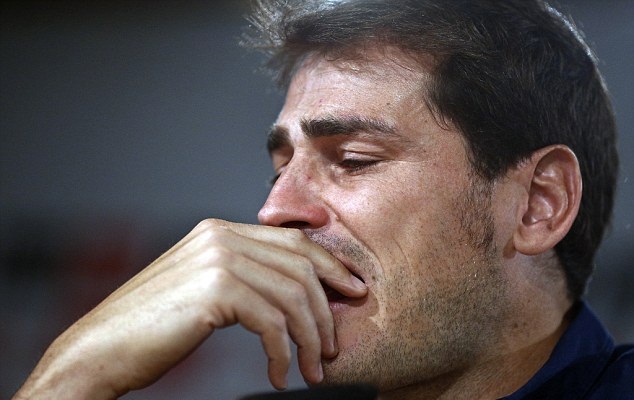 Casillas rơi nước mắt vì ra đi trong cảnh "không kèn không trống".
