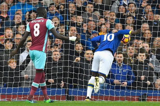 Lukaku sẽ có bàn thắng ở ngay trận ra mắt: Ngoại trừ trận hòa không bàn thắng trên sân Olympic hồi tháng 4, Lukaku đã có chuỗi 9 trận ghi bàn liên tiếp vào lưới West Ham tại Premier League và "The Hammers" chính là đối thủ đầu tiên của Man Utd ở mùa giải 2017/18.